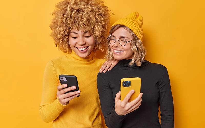 Girlfriends with Smartphones, phones, girls, yellow, friends, black, HD wallpaper