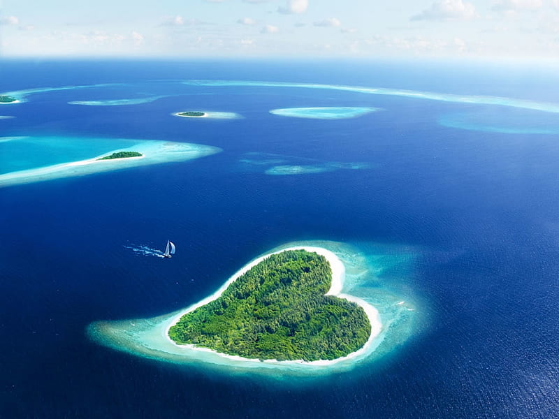 Heart shape Island in Maldives, Ocean, Vacation, Honeymoon, Paradise, Love, HD wallpaper
