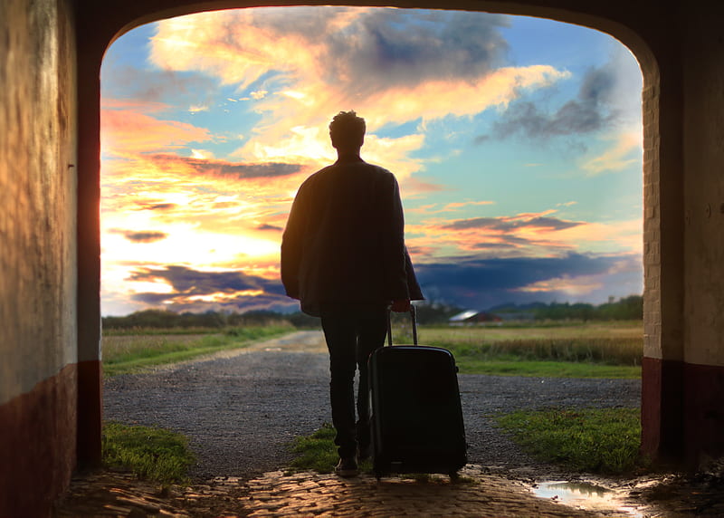 man holding luggage, HD wallpaper