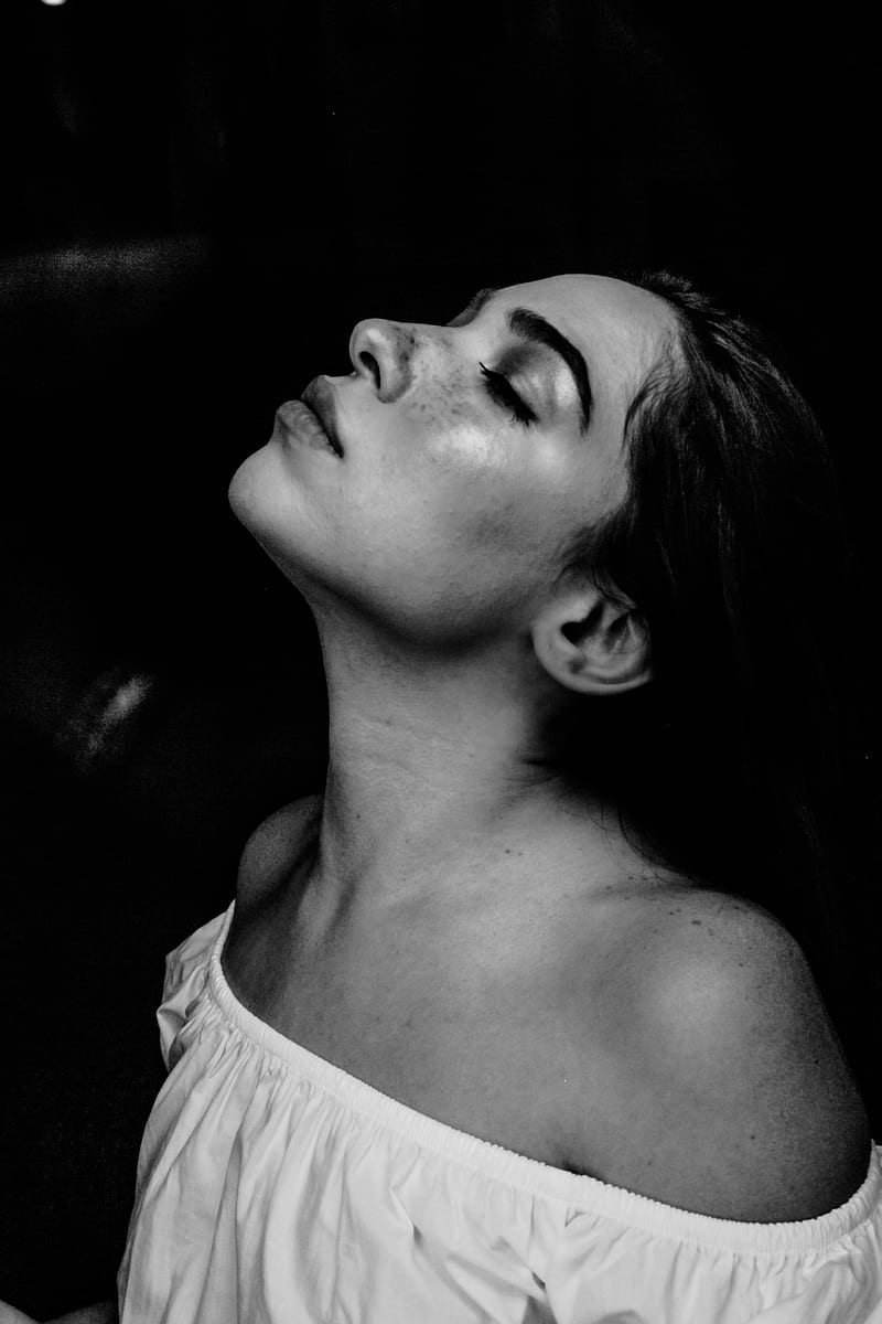 grayscale of a woman wearing white off-shoulder shirt, HD phone wallpaper