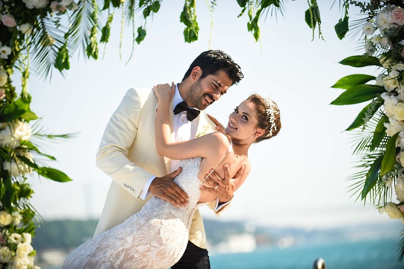 Burak Ozcivit and Fahriye Evcen, man, butak ozcivit, couple, girl, fahriye evcen, bride, woman, actress, wedding, actor, HD wallpaper