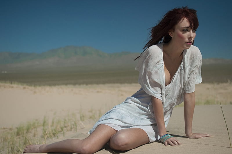 Zoe Voss, bare feet, brunette, desert setting, sand, mountains, bracelets, red highlights, white dress, HD wallpaper