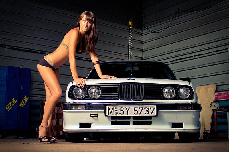 Beamer and Model, brown, bmw, bonito, woman, hair, car, hot, face, classic, babe, legs, sexy, heels, lips, brunette, antique, girl, lady, eyes, white, HD wallpaper