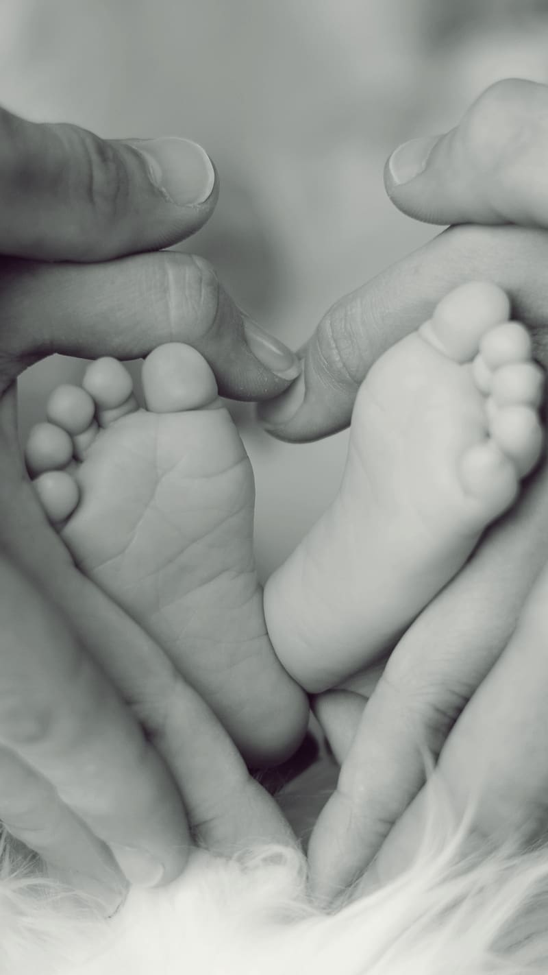 Mom And Dad, Baby Foot Black And White, baby foot, black and white, new born baby, love, heart, HD phone wallpaper