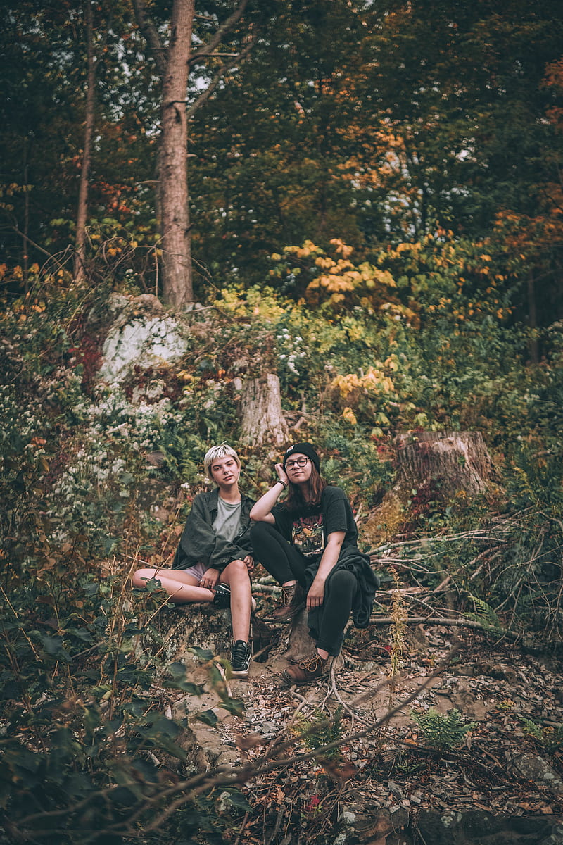 man and woman sitting on ground surrounded by trees during daytime, HD phone wallpaper