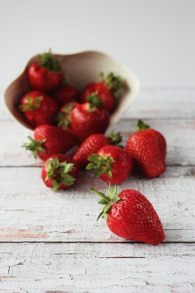 Strawberries on White Ceramic Bowl, HD phone wallpaper