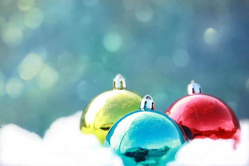 ••• Colored Globes •••, red, ornaments, colorful, christmas, yellow, lights, snow, globes, blue, HD wallpaper