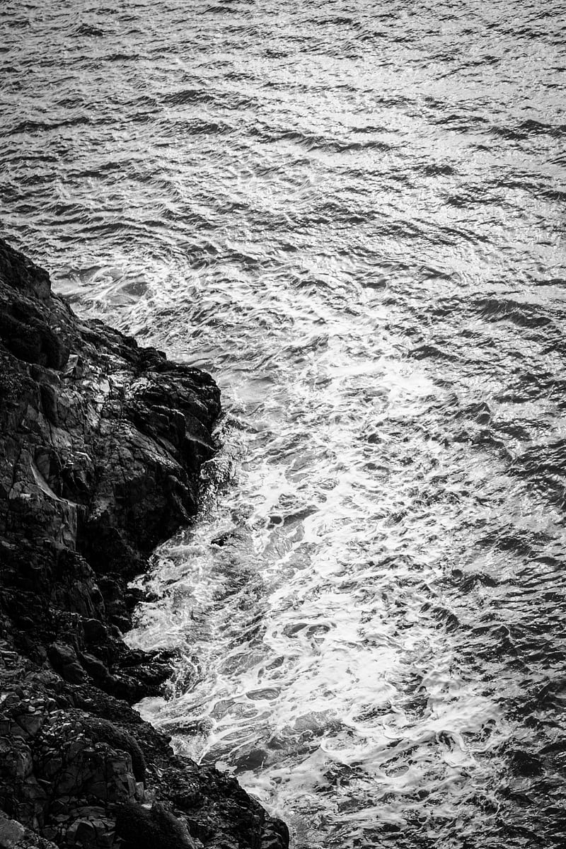 grayscale of ocean waves crashing on rock, HD phone wallpaper