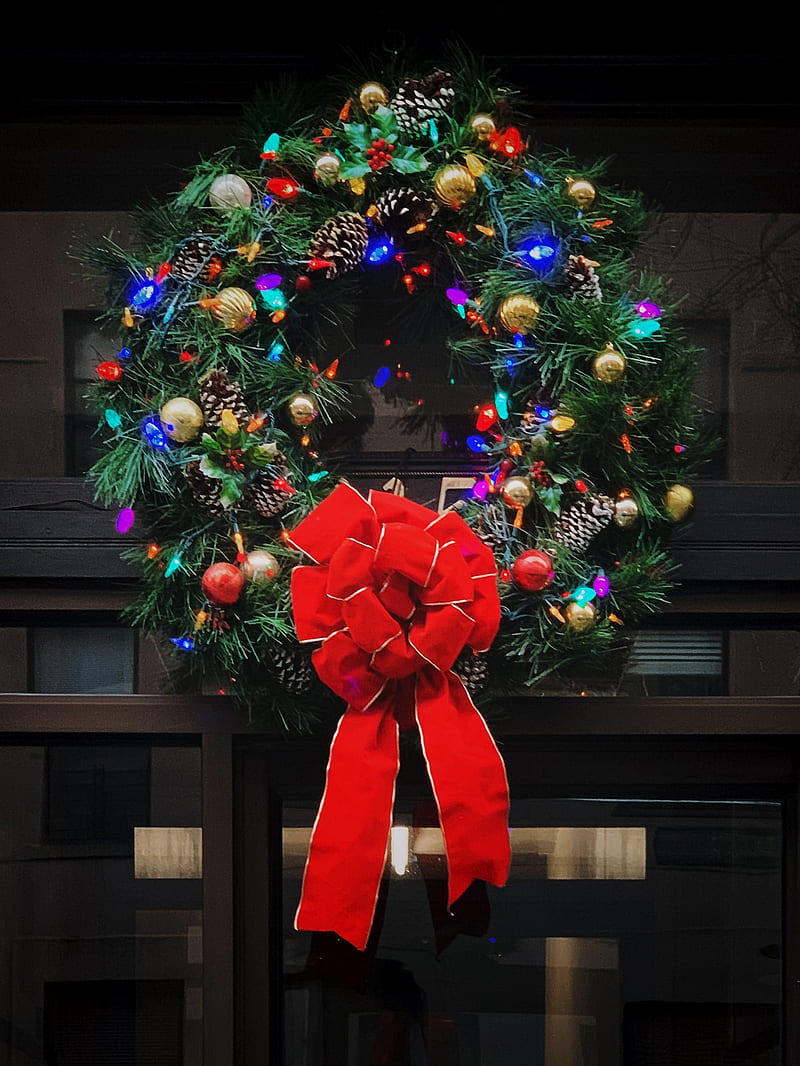 red and green Christmas wreath with baubles, HD phone wallpaper