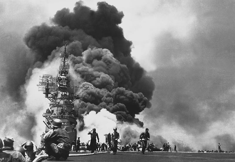 May 11 1945. U.S.S. Bunker Hill Hit By Two Kamikaze's, Kamikaze, US Navy, USS Bunker Hill, World War Two, HD wallpaper