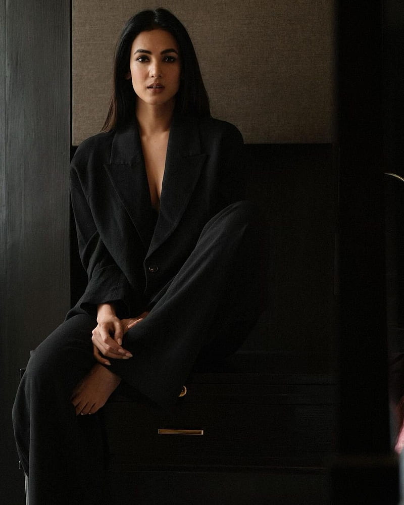 Sonal Chauhan, black, suit, HD phone wallpaper