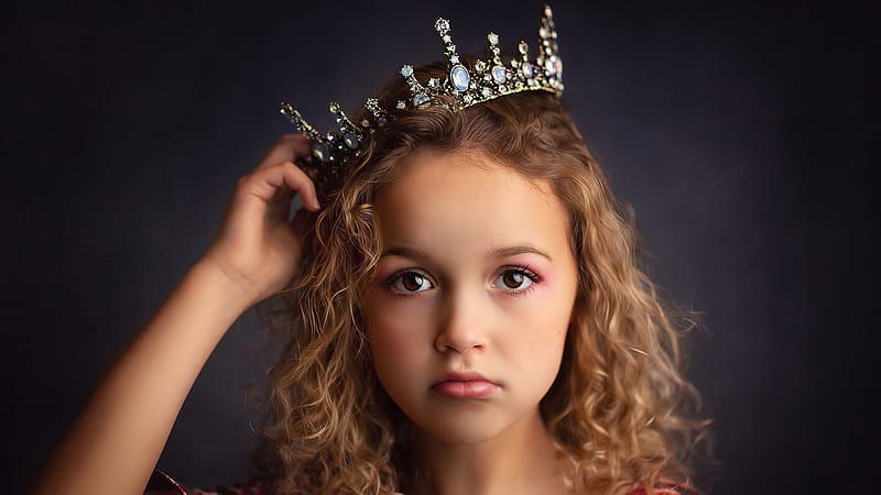 Lovely Little Girl With Blonde Hair Brown Eyes And Crown Cute, HD wallpaper