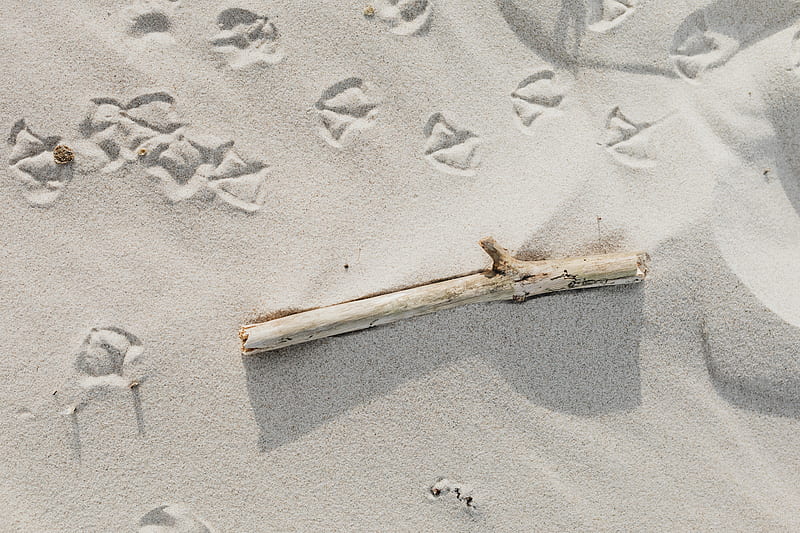 Brown Wooden Cross on White Sand, HD wallpaper