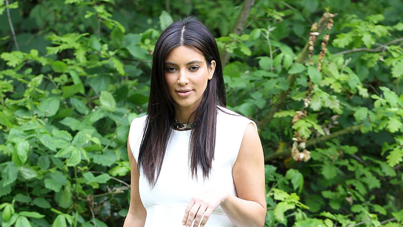 Kim kardashian está de pie en el de hojas verdes con celebridades vestido  blanco sin mangas, Fondo de pantalla HD | Peakpx