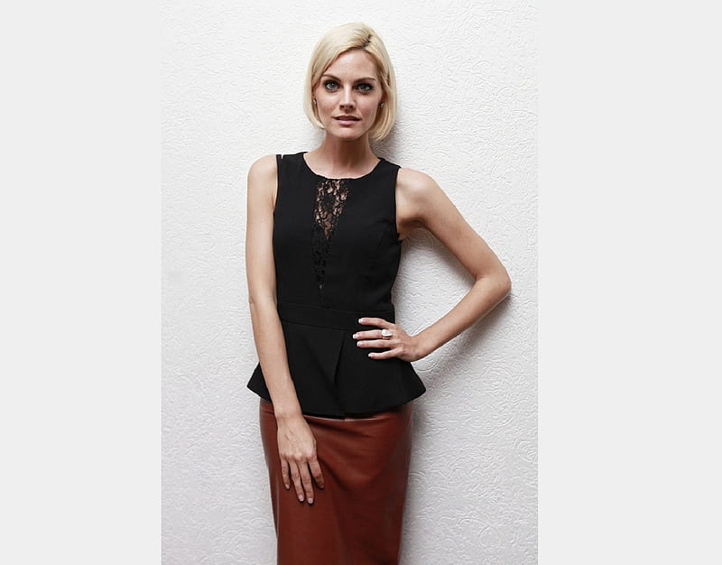 Amaia Salamanca, lace v front, black top with waist belt, jewelry, leather skirt, platinum blonde, brick red, HD wallpaper