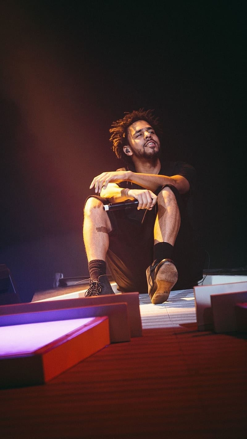 J Cole Sitting While Performing, j cole, sitting, performing, music, rapper, hip hop, HD phone wallpaper