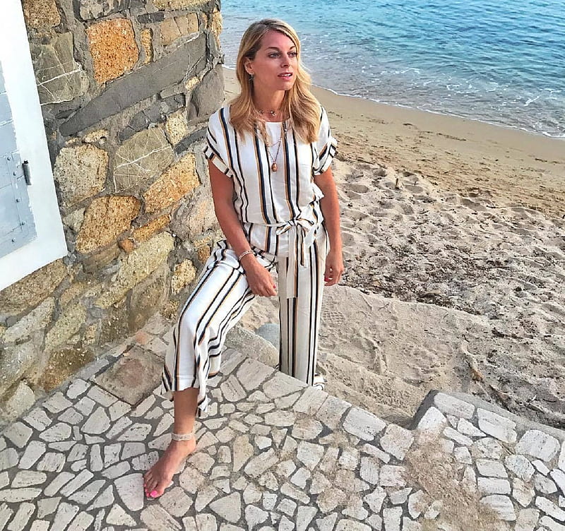 Francesca Leto, with tie belt, crazy paved stones, blonde, vertical stripes, bottom of steps, white trouser suit, jewelry, sea, HD wallpaper
