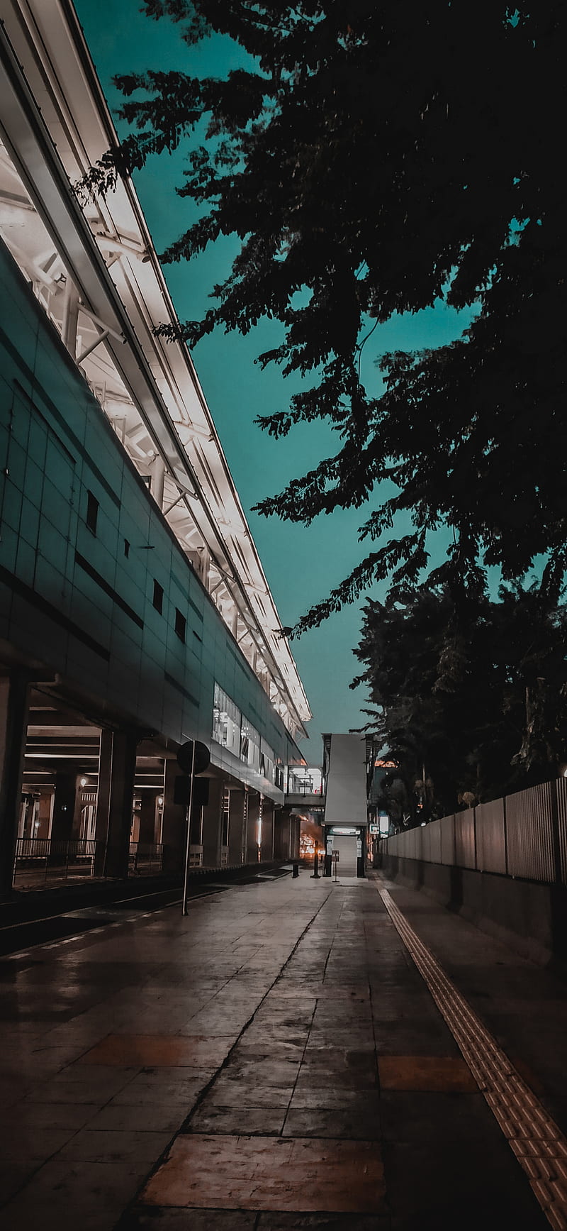 Thành phố về đêm với ánh đèn lung linh đang chờ bạn khám phá. Hình nền HD thành phố đêm đầy màu sắc giúp bạn đắm mình trong không gian đô thị đầy sôi động, vô số hoạt động giải trí và một đêm đầy lãng mạn.