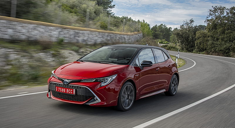 2019 Toyota Corolla Hatchback Hybrid 2.0L Red bitone (EU-Spec) - Front ...