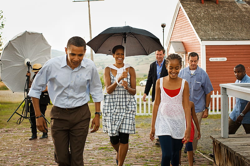 The First Family in the rain., barack obama, the president, obama, first family, HD wallpaper