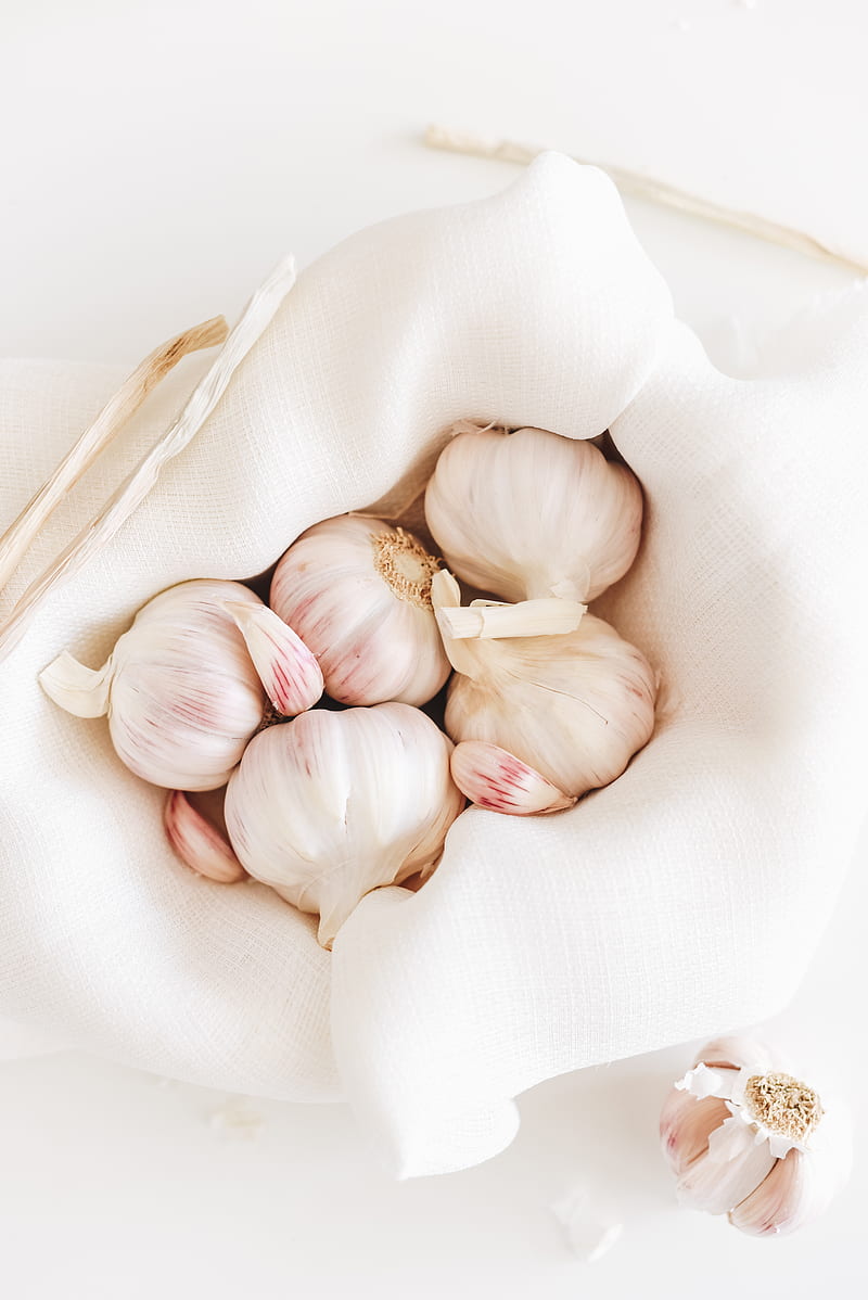 five garlic on white textile, HD phone wallpaper