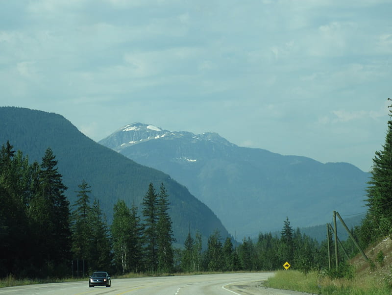 The Rockies mountains in BC - Canada 72, trees, sky, carros, Mountains, graphy, roads, green, snow, white, HD wallpaper