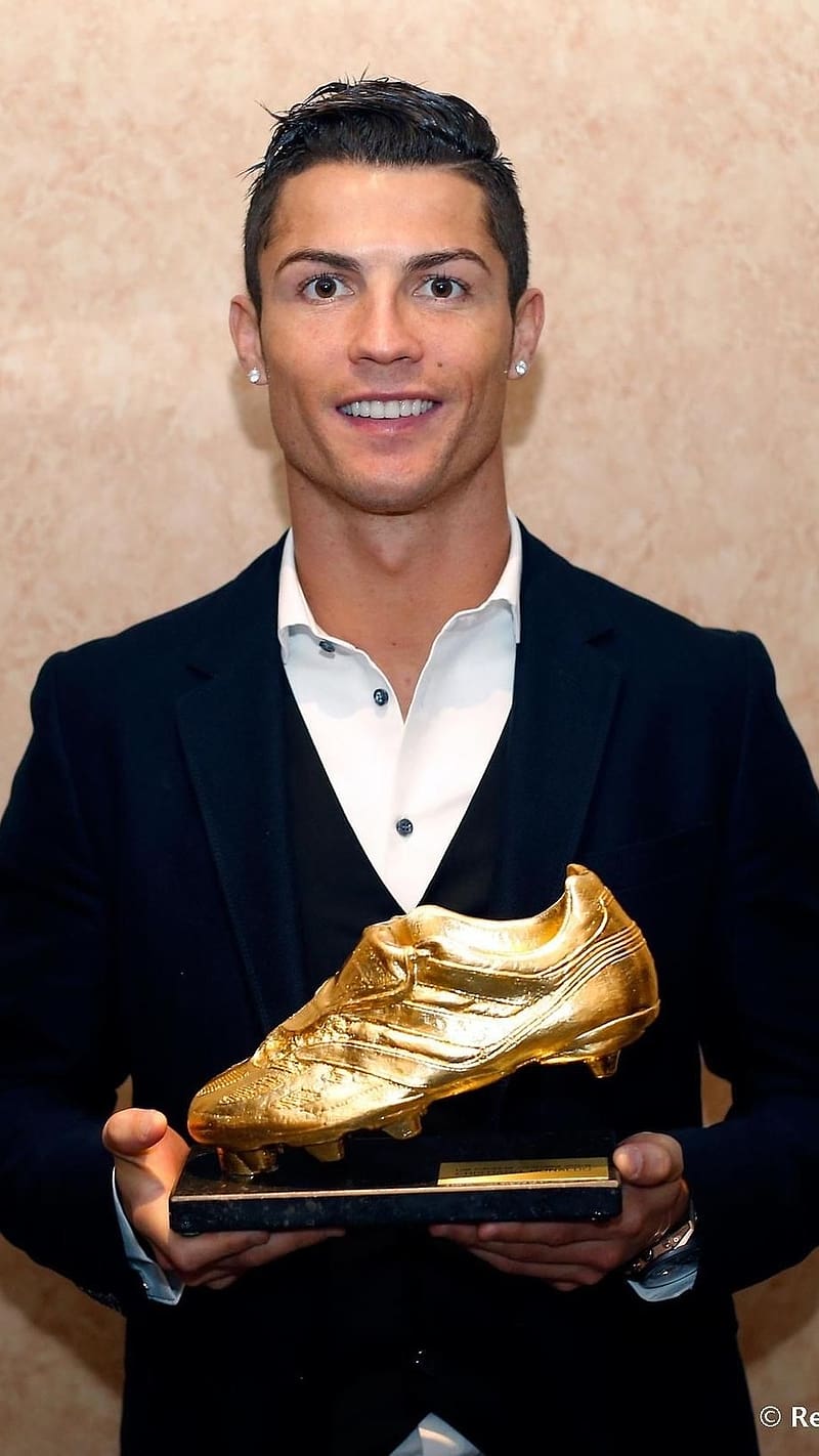 Cristiano Ronaldo With Golden Shoes, cristiano ronaldo, golden, shoes, cr7, football, sports, HD phone wallpaper