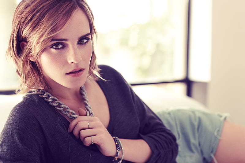 Emma Watson Looking At Viewer, emma-watson, celebrities, girls, HD wallpaper