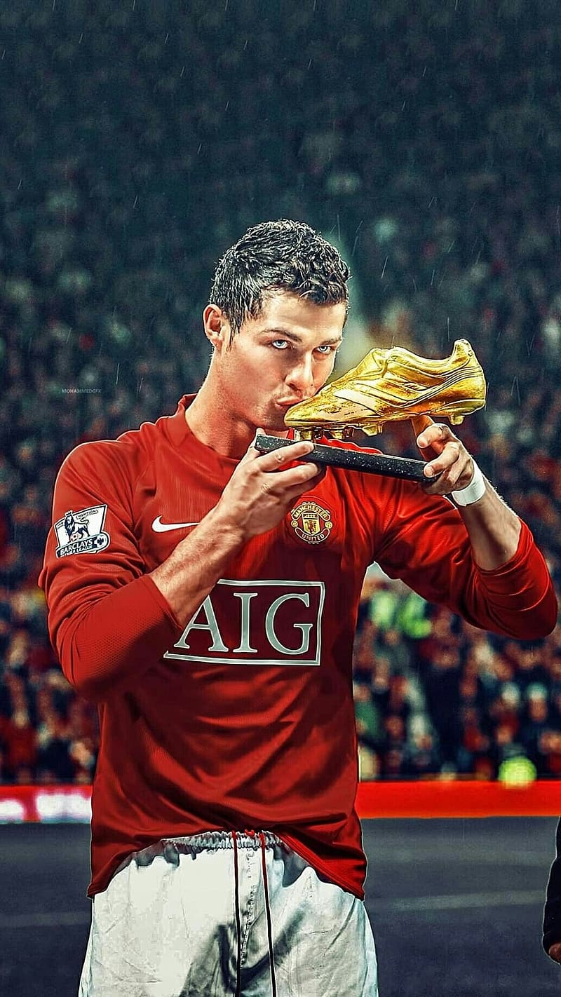 Ronaldo Kissing Golden Shoes, ronaldo , kissing golden shoes, mancester jersey, sports, athlete, footballer, HD phone wallpaper