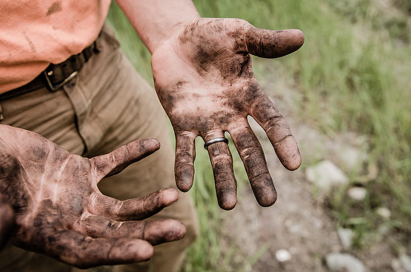 A man with his hands covered with mud, HD wallpaper