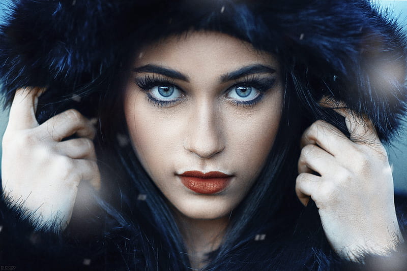 Beauty, hood, alessandro di cicco, model, woman, winter, girl, hand, blue eyes, fur, HD wallpaper