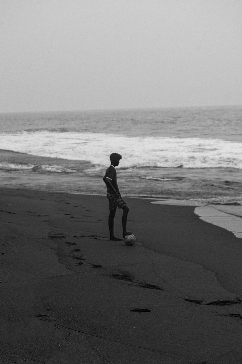 Boy in Black Shirt Walking on Beach, HD phone wallpaper