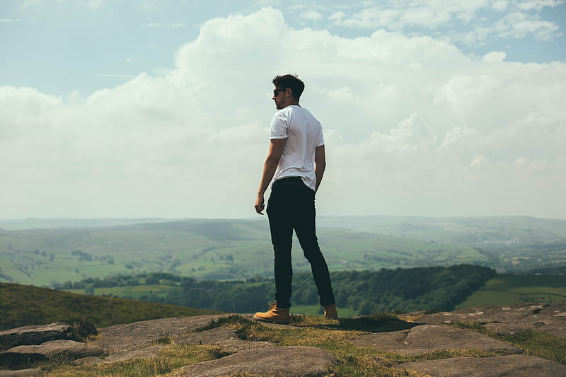 man standing on bolder overlooking the hills and mountains, HD wallpaper