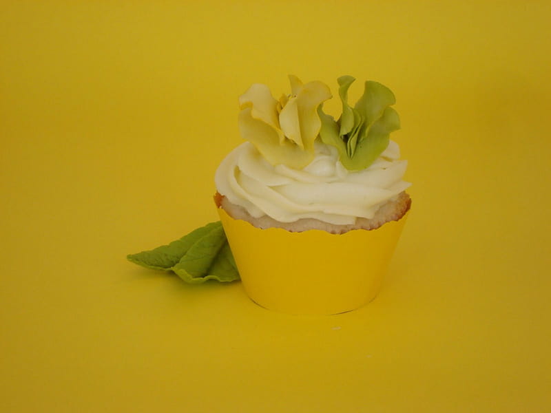 Sweet Pea Cupcake, yellow, frosting, abstract, sweet, dessert, cupcake, bakery, green, tin, HD wallpaper