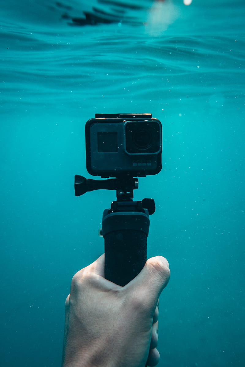 person holding action camera in underwater, HD phone wallpaper