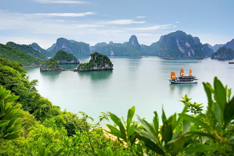 Halong Bay, Vietnam, ships, forest, islands, travel, bonito, sea, beach, limestone rocks, paradise, tropical, bay, HD wallpaper