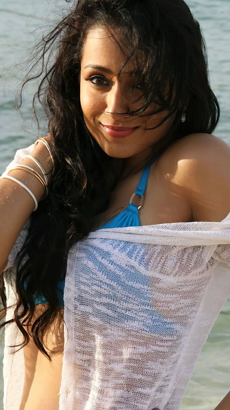 Trisha Krishnan, beach, telugu actress, tamil actress, HD phone wallpaper