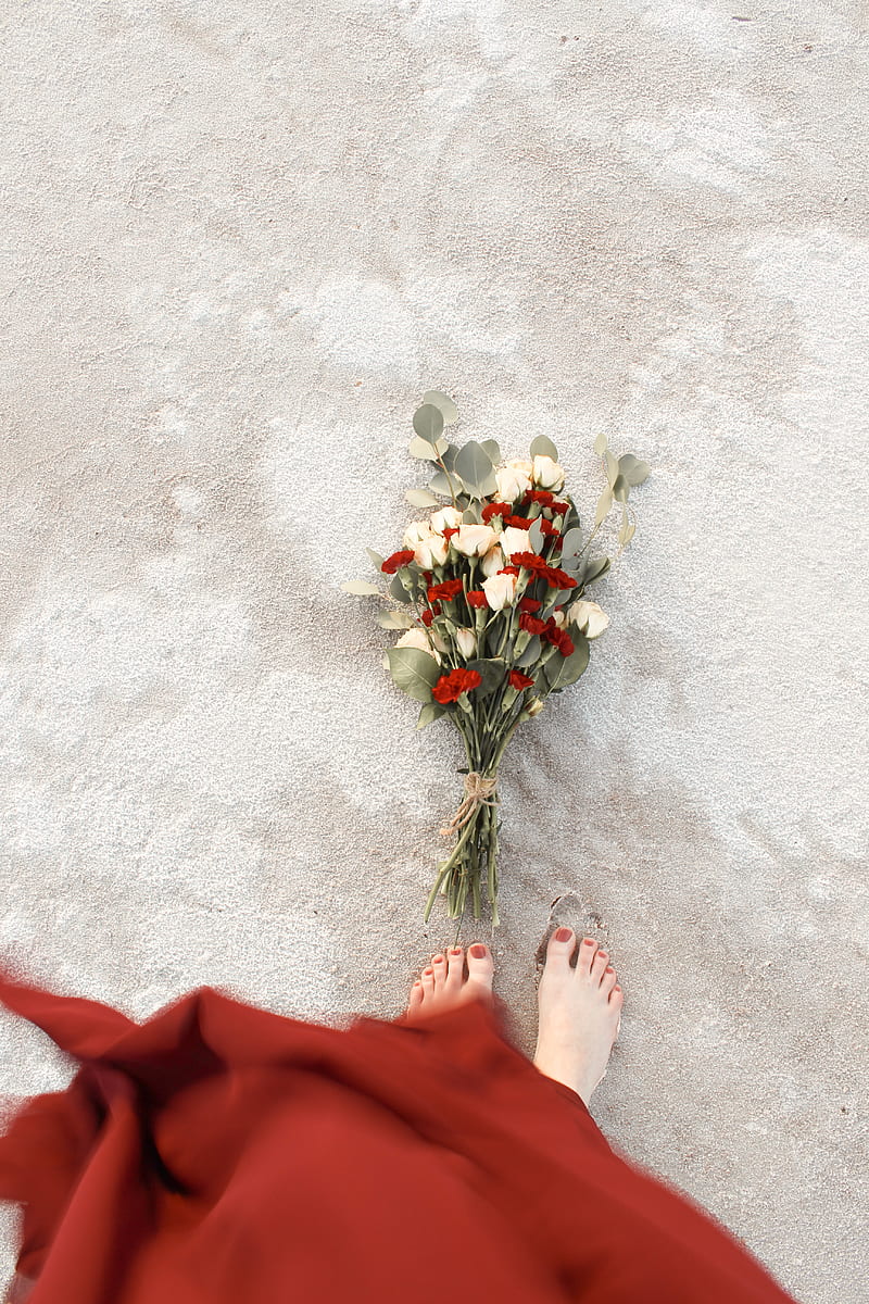 legs, girl, bouquet, flowers, eucalyptus, beach, HD phone wallpaper