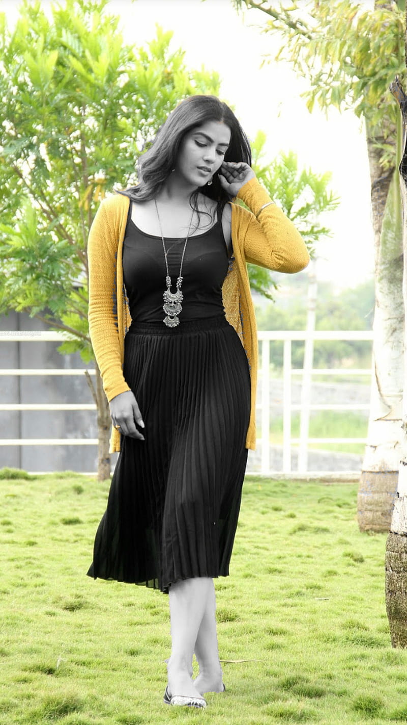 Kavya Thapar, actress, beautiful, beauty, garden, black and white, bollywood, india, HD phone wallpaper