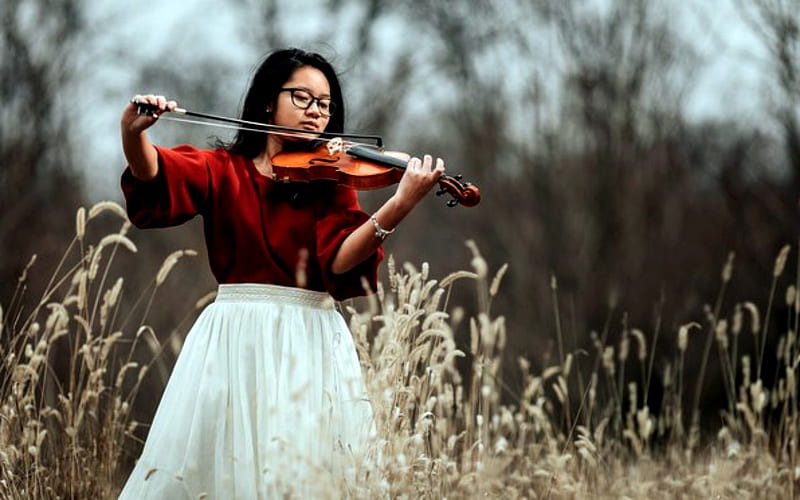 Beautiful Woman Playing Violin, Glasses, Red, White, bonito, Brunett, Woman, Field, Violin, HD wallpaper