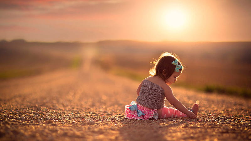 Cute Little Girl Is Sitting On Sand In Sunrays Background Cute, HD wallpaper