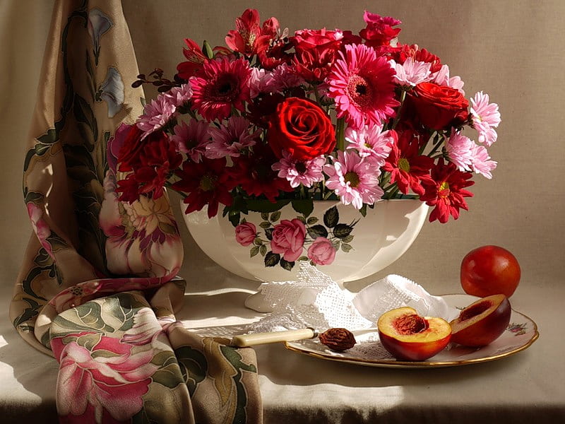 bonito, red, pretty, gebreras, fruits, vase, silk, roses, peaches, flowers, plate, white, silverware, HD wallpaper