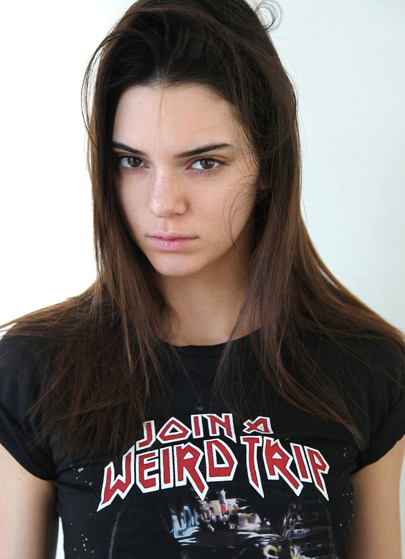 Kendall Jenner, women, model, brunette, looking at viewer, simple background, T-shirt, HD phone wallpaper