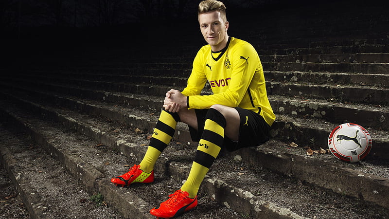 Football Player Is Sitting On Steps Wearing Yellow Black Sports Dress And Red Shoes Football, HD wallpaper