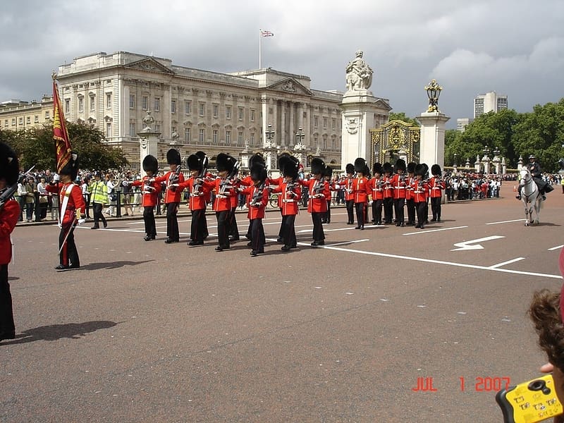 The Changing of The Guard Buckingham PALACE, PALACE, wELSH GUARDS, MARCHING, SCARLET TUNIC, HD wallpaper