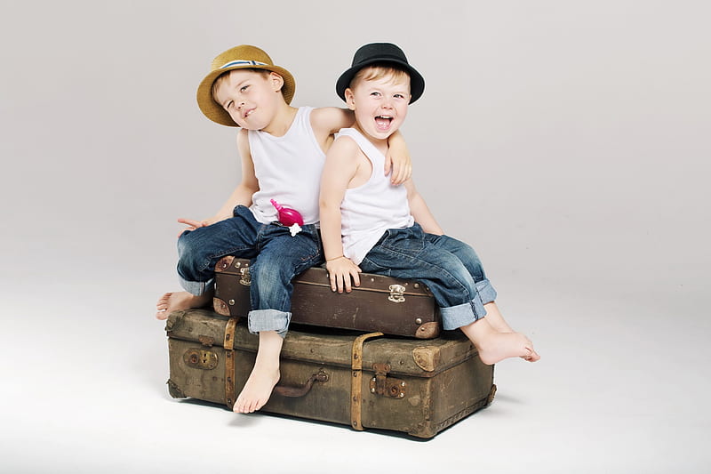 Ready for vacation, vacation, travel, children, suitcase, happy, hat, cute, boy, jeans, couple, blue, HD wallpaper