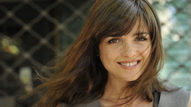 Araceli Gonzalez Happy face, pretty eyes, brunette, chain link fence in background, nice smile, HD wallpaper