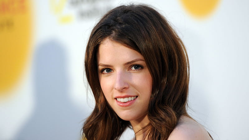 Anna Kendrick With Brown Hair With Blur Background Anna Kendrick, HD wallpaper