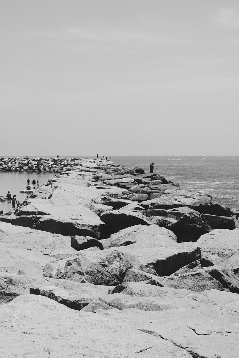 gray scale of rocks on sea shore, HD phone wallpaper