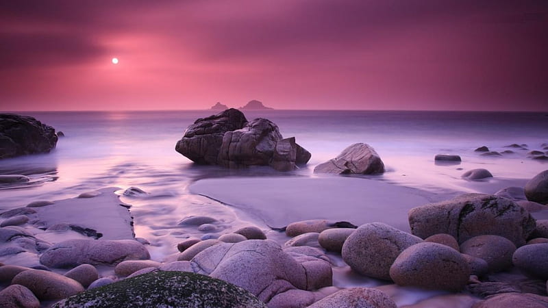 Một khung cảnh đại dương huyền ảo với màu hồng tươi sáng, tạo ra một bức tranh hoàn hảo tuyệt đẹp. Hãy thưởng thức hình ảnh này và cảm nhận sự mơ màng, ngọt ngào của nó.